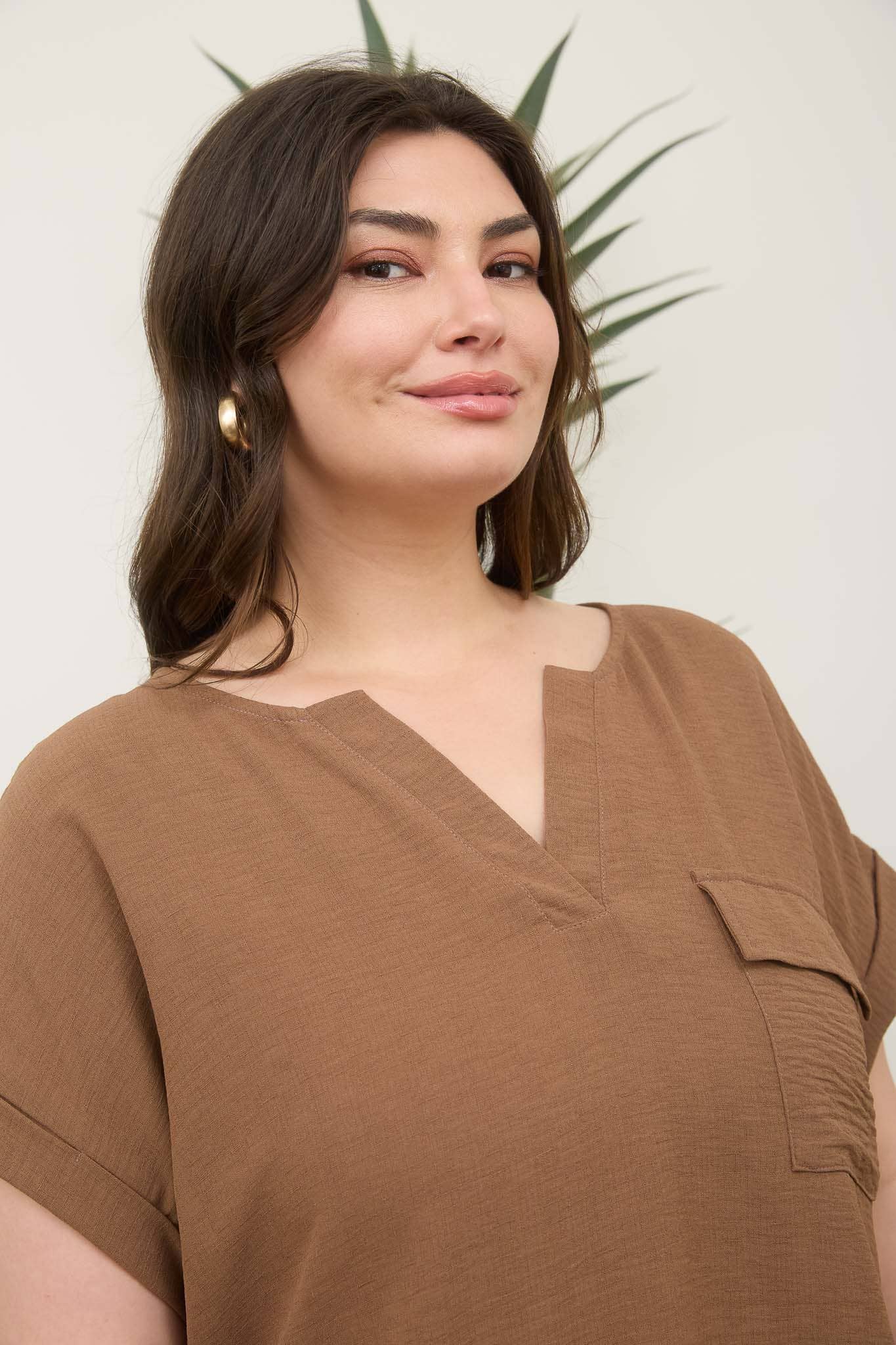 PLUS SPLIT NECK BACK BUTTON SHORT FOLD SLEEVE TOP
